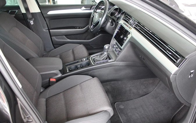 Volkswagen Passat cena 66900 przebieg: 187913, rok produkcji 2019 z Ostroróg małe 379